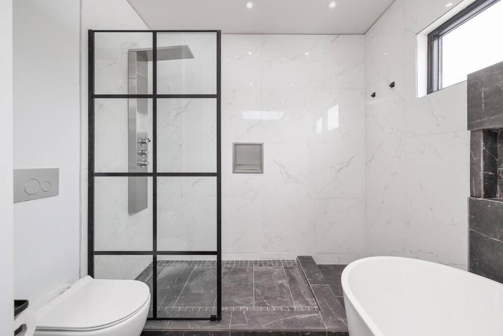 New Modern 1400 Sq Ft Coach House Near Everything Toronto Bagian luar foto