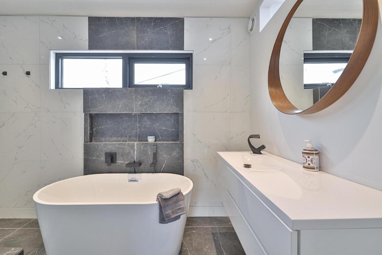 New Modern 1400 Sq Ft Coach House Near Everything Toronto Bagian luar foto