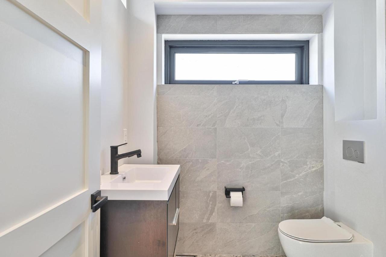 New Modern 1400 Sq Ft Coach House Near Everything Toronto Bagian luar foto