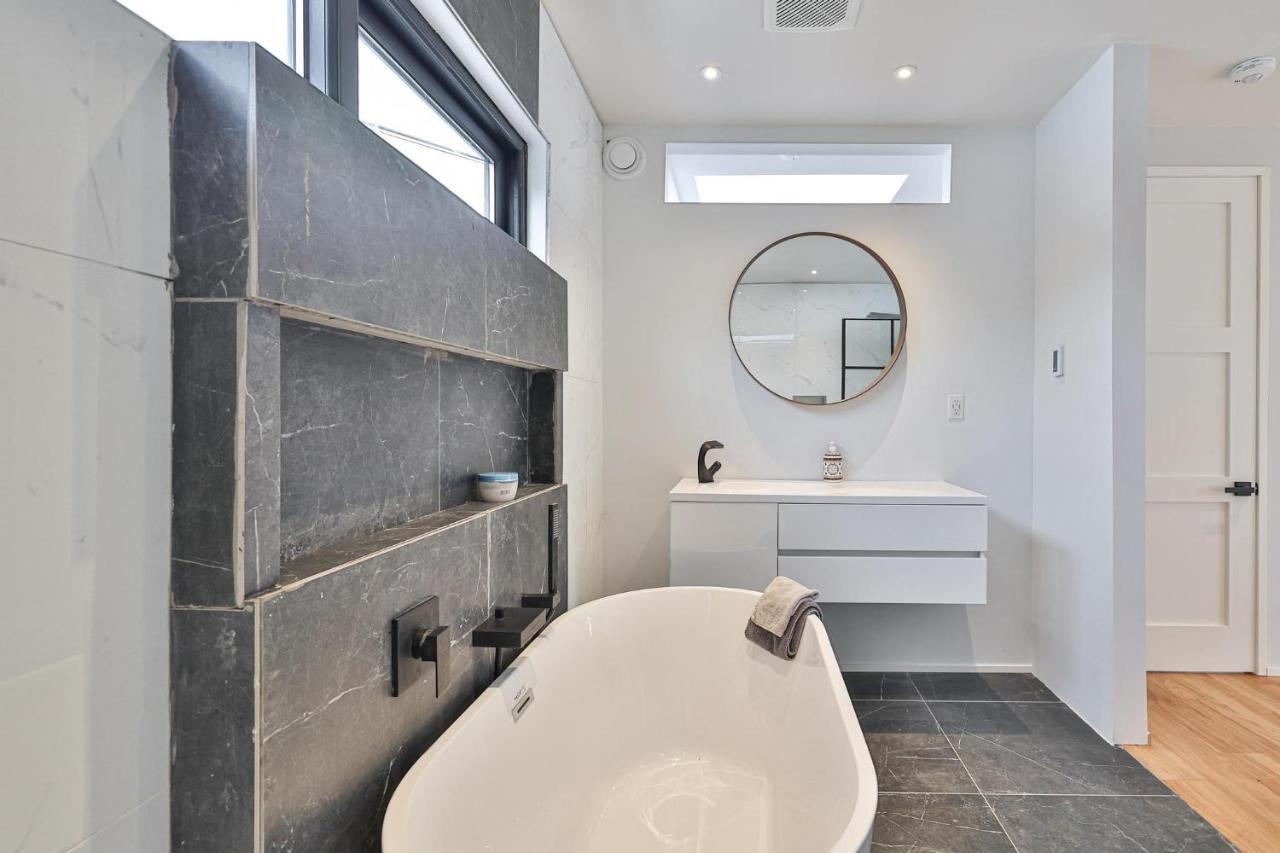 New Modern 1400 Sq Ft Coach House Near Everything Toronto Bagian luar foto