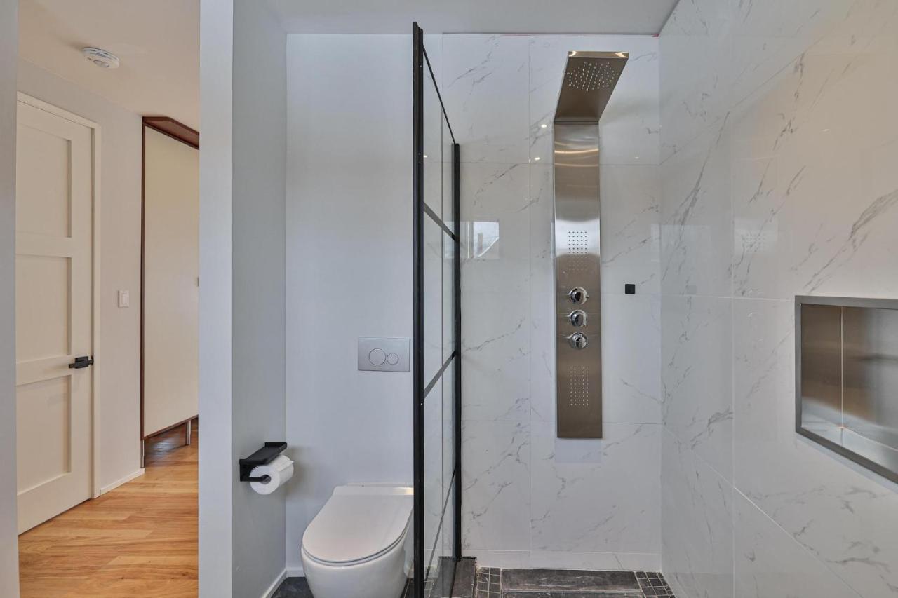 New Modern 1400 Sq Ft Coach House Near Everything Toronto Bagian luar foto