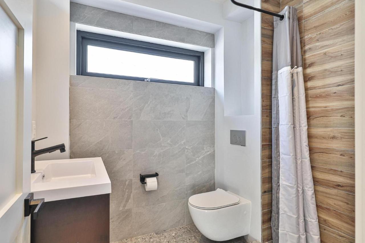 New Modern 1400 Sq Ft Coach House Near Everything Toronto Bagian luar foto