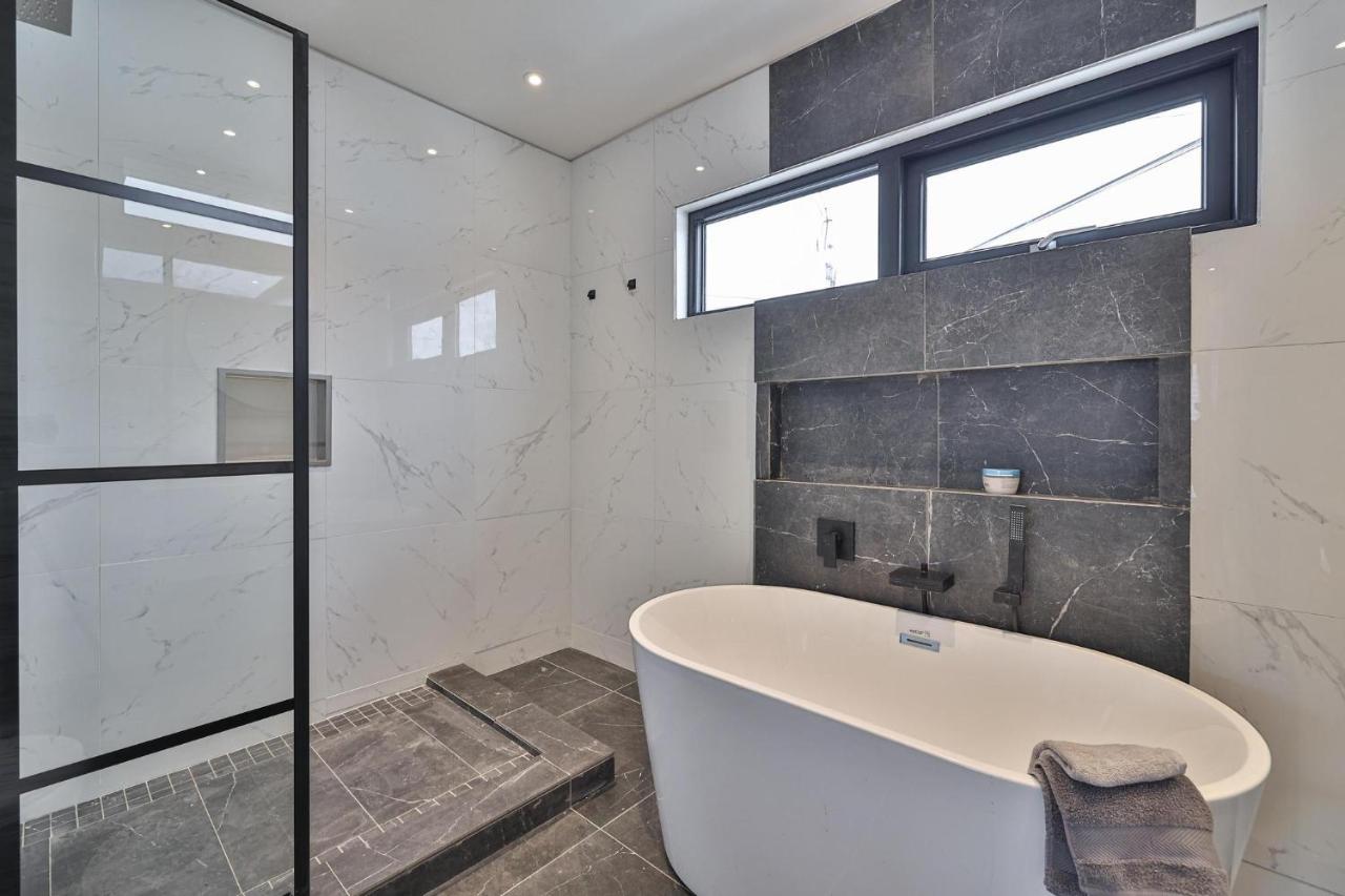 New Modern 1400 Sq Ft Coach House Near Everything Toronto Bagian luar foto